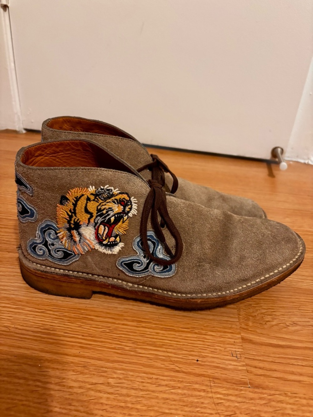 Gucci Taupe Suede Chukka Boots with Embroidered Tiger - Picture 3 of 6